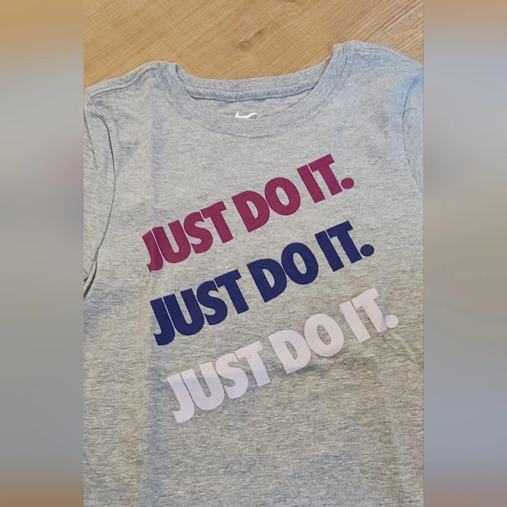 New Nike Youth Girls Gray Graphic T-Shirt Top Size: Medium